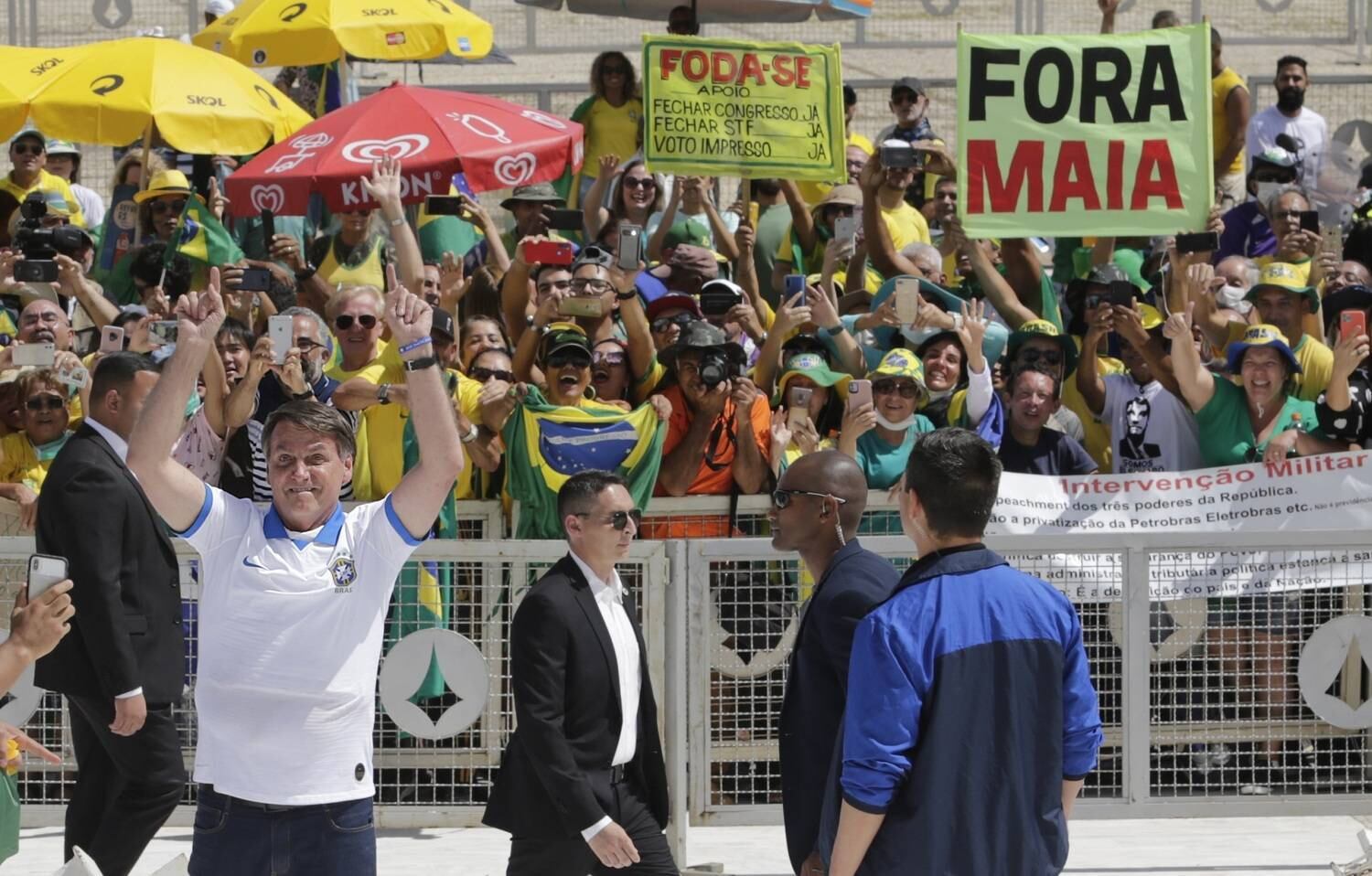 O resultado foi uma manifestação surpreendente em meio aos primeiros avanços da pandemia do novo coronavírus no Brasil. Mesmo depois de ter tido contato com caso positivo da doença, o presidente ignorou recomendações sanitárias e participou do protesto, o que gerou protestos de diversos representantes do Congresso