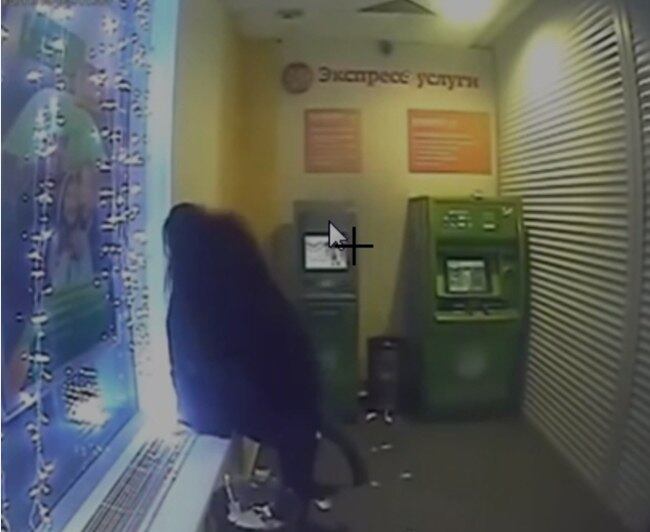 Os namorados, ou casados, também não escolheram o lugar, decorado com enfeites de festas de fim de ano, para ficar se proteger do frio de congelar (3°C) que fazia lá fora. A dupla fez sexo sem se importar em serem flagrados