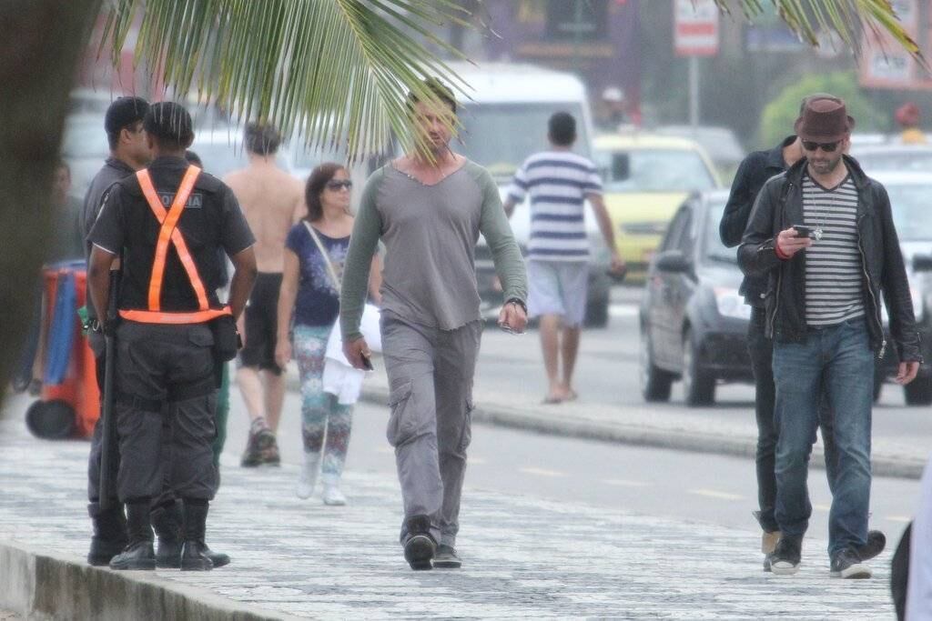 Gerard Butler caminha tranquilamente pela orla do Leblon