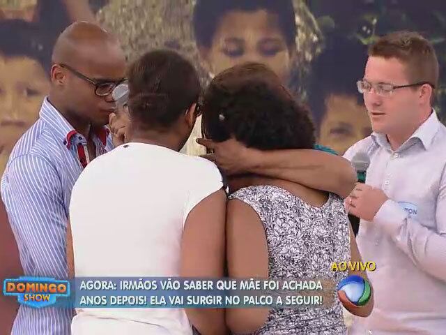Foi, então, que a moradora do extremo sul de São Paulo, Simone, entrou no palco e todos os filhos correram para abraçá-la


+ Emoção no Domingo Show! Após 20 anos, jovens adotados por europeus encontram a família biológica

+ Aproveite e confira as matérias do programa Domingo Show

+ Já curtiu a página do Domingo Show no Facebook? É só clicar!

+ Siga o Domingo Show no Twitter e receba conteúdos exclusivos!

