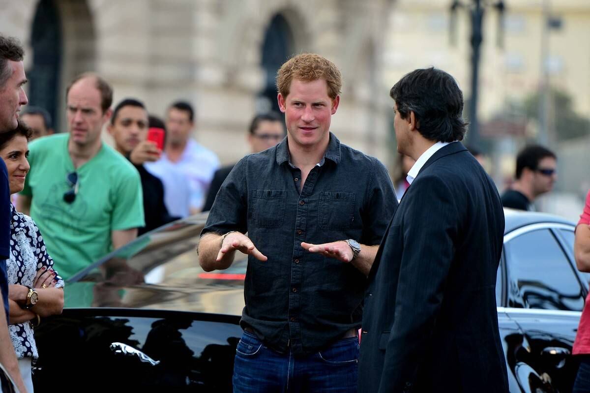 O príncipe Harry, quarto na sucessão do trono inglês, visitou, na manhã desta quinta-feira (26), a Cracolândia, na região central da capital paulista. Por lá, o membro da realeza foi conhecer o Braços Abertos, programa da Prefeitura de São Paulo que atua no atendimento e reabilitação de dependentes químicos. No projeto, os usuários de drogas iniciam um tratamento de desintoxicação, participam de palestras e cursos de capacitação
Reportagem: Andréia Takano, do R7