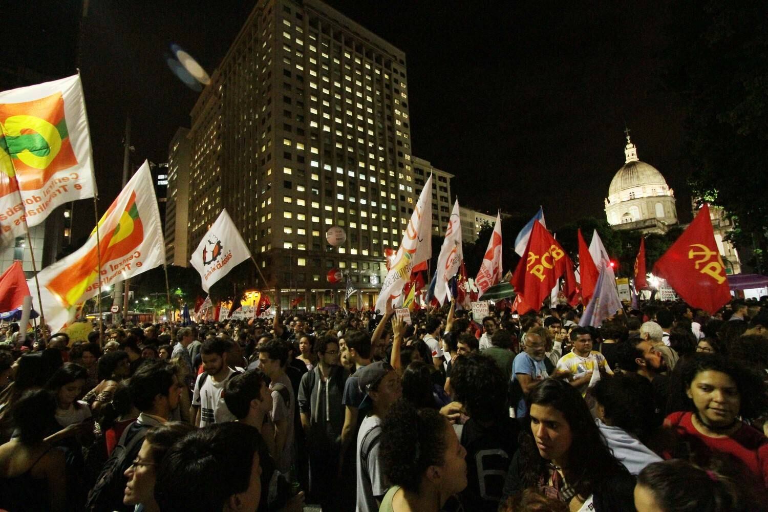 Manifestantes ocuparam a av. Rio Branco que foi interditada e trânsito ficou complicado na região. De acordo com o COR (Centro de Operações Rio), também foram interditadas as pistas central e lateral da av. Presidente Vargas, sentido Candelária, a partir da av. Passos, por onde é feito o desvio do trânsito. O trânsito ficou afetado nas seguintes av. Pres. Antônio Carlos; rua 1º de Março, ao longo da via;  av. Passos; rua da Assembléia e outras vias da região do Centro. A operação do VLT chegou a ser suspensa temporariamente