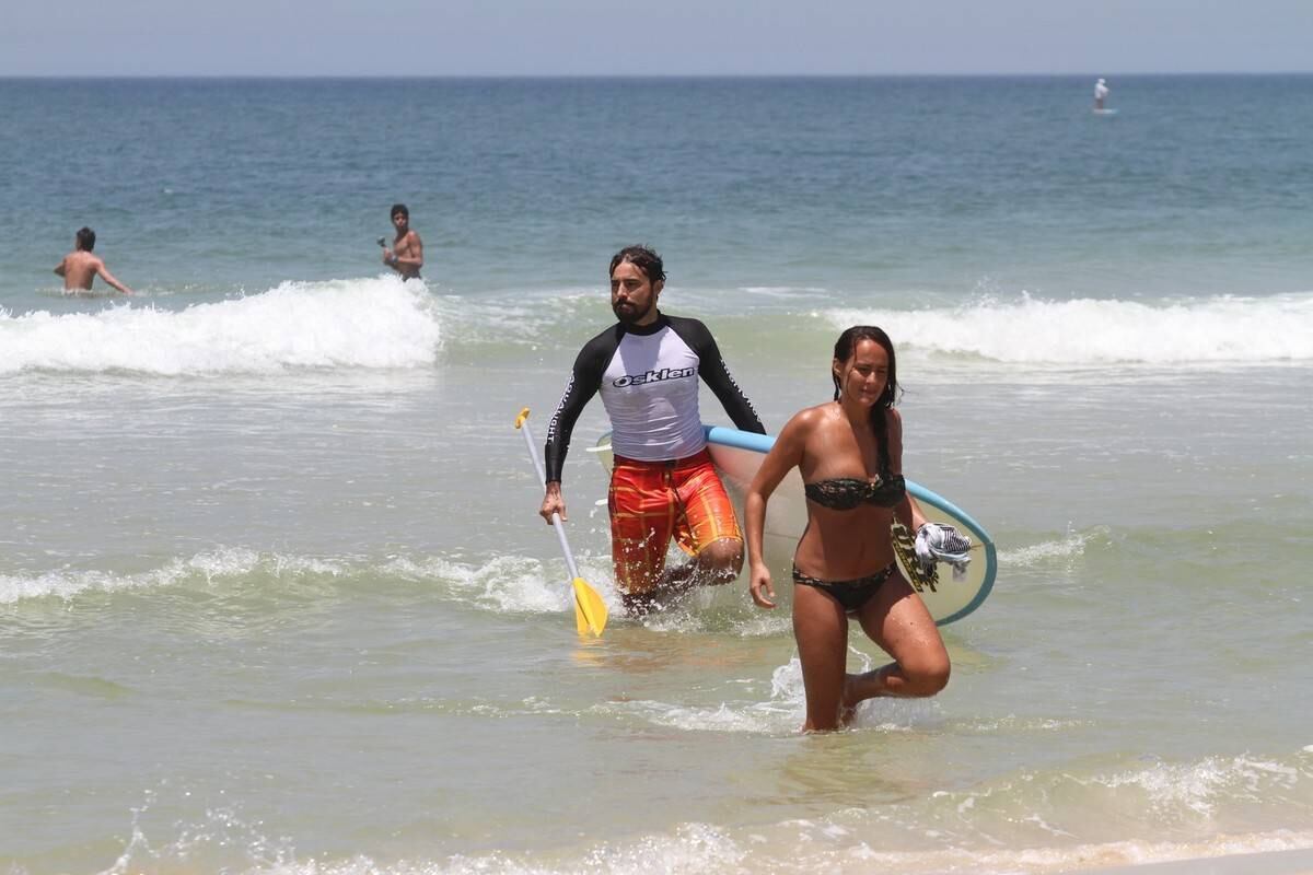 Bruno Gagliasso e Ricardo Pereira praticam stand up paddle na praia da Barra da Tijuca, no Rio