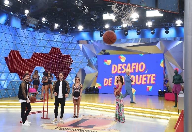 Entre os itens estão um buquê de flores, um penico, um telefone e até uma bola de papel gigante
• VÍDEO: Dupla João Neto e Frederico vence o desafio da Loucura Labial