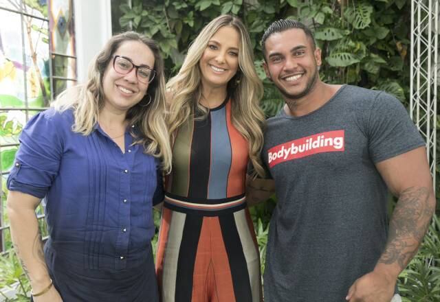 Gláucia, esposa de Paulo, por sua vez, está cansada de ser mãe do filho e do próprio marido. Ele tem uma alimentação saudável, vida regrada e só se preocupa com a imagem física, passando a maior parte de seu tempo na frente do espelho.
