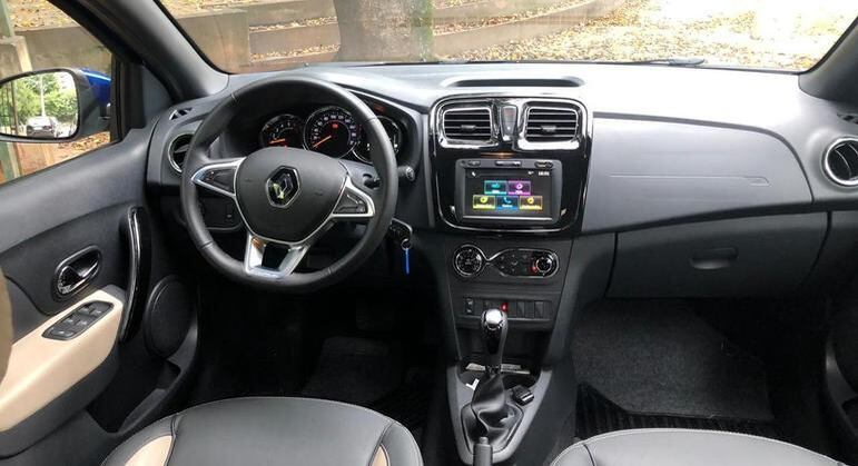 No caso do Renault Stepway desde sua versão de entrada o carro vem equipado com Media Evolution, a nova central multimídia com tecnologia Android Auto e Apple Carplay