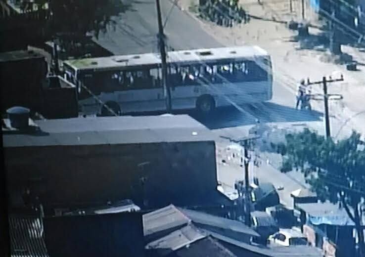 Moradores interditaram ruas de Costa Barros, na zona norte
