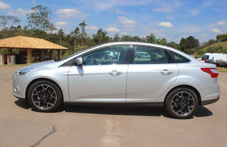 Nas dimensões externas, o novo Focus Sedan espichou alguns centímetros — agora são 4,53 metros de comprimento ante 4,48 metros do modelo atual — e engordou 132 quilos, totalizando 1.414 quilos

VEJA TAMBÉM:
Aceleramos o novo Ford Focus, mais moderno, potente e 'salgado' na terceira geração

Saiba tudo sobre carros! Acesse www.r7.com/carros
