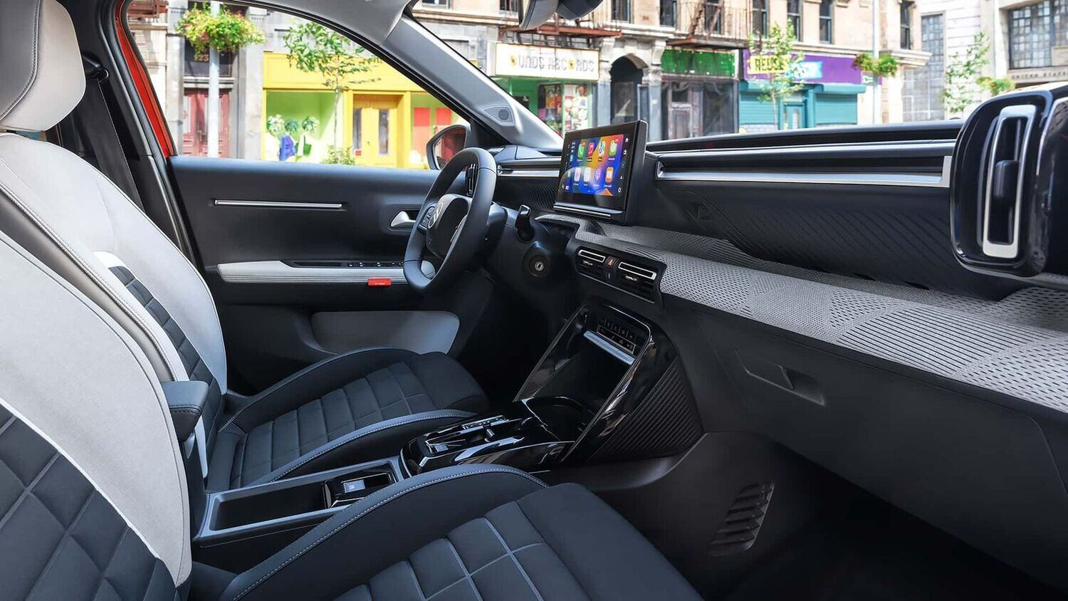 Interior limpo com linhas horizontais, multimídia, diminuto cluster digital e console central com botões