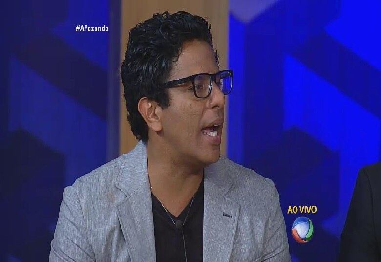 Luka Ribeiro ainda tentou se defender;
— A
Rayanne está certa no que ela tá falando agora. Mas
a conotação não era de homem mulher era sobre equipes
+ Começou a lavagem de roupa suja de A Fazenda 8, veja as primeiras respostas de Douglas e Minerato
+ Veja fotos dos bastidores da grande final de A Fazenda 8
+ Veja as expressões de Ana Paula Minerato, vice-campeã de A Fazenda 8
+ Douglas Sampaio é o campeão de A Fazenda 8. Relembre a participação do vencedor
+ Ana Paula Minerato é vice-campeã de A Fazenda 8. Veja como foi a participação da peoa no reality show
+ Luka Ribeiro é o terceiro colocado de A Fazenda. Relembre a trajetória do ator
+ “Tem participante que vai colher frutos muito ruins aqui fora”, crava JP Mantovani
+ Douglas leva tapa na cara de Mara Maravilha, cai no choro e afirma: "Ela não merece um pingo de respeito"