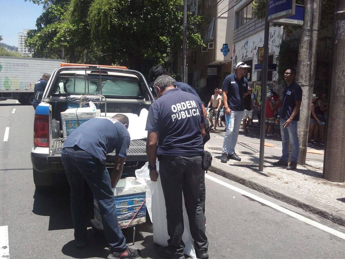 Bebidas de ambulantes irregulares foram apreendidas em blocos