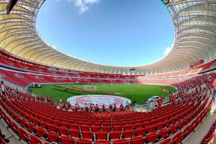 O Beira-Rio, em Porto Alegre, é o estádio com o custo de
cada assento mais barato, uma vez que cada um dos 49.989 mil lugares sairá por
pouco mais de R$ 6.600 mil. Na Copa, a casa do Inter terá cinco confrontos
