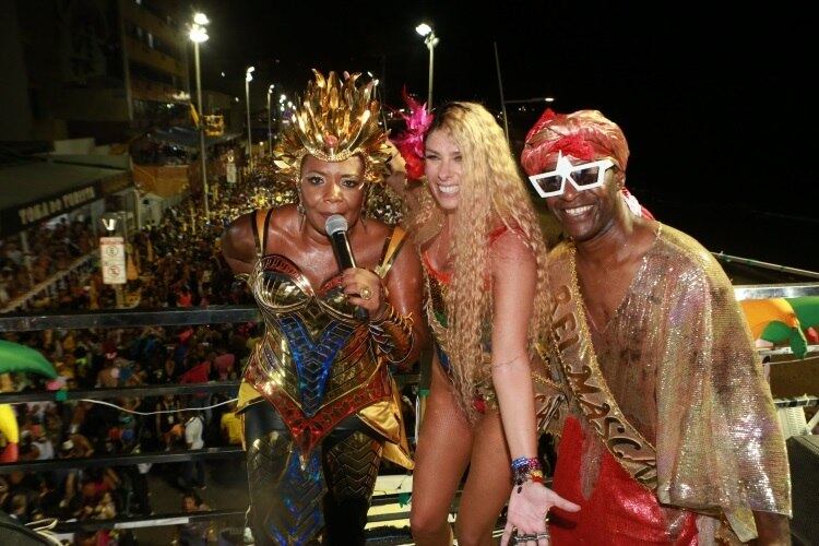 Apresentadora subiu ao trio elétrico de Margareth Menezes, no circuito Barra/Ondina