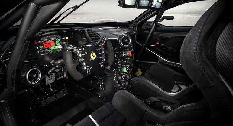 Interior é parecido com o de um carro de Fórmula 1