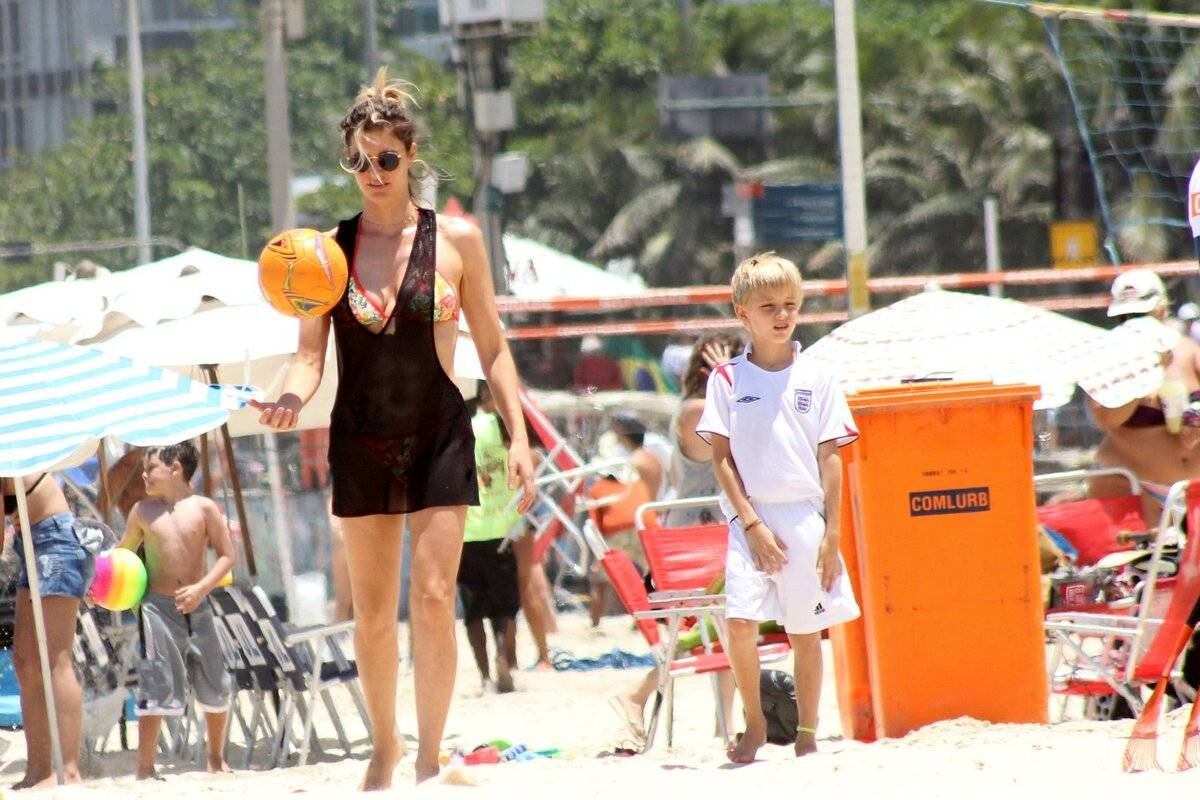 Fernanda Lima leva gêmeos para praia do Rio de Janeiro 