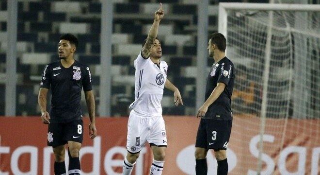 Carlos Carmona comemora gol pelo Colo-Colo sobre o Corinthians, em Santiago