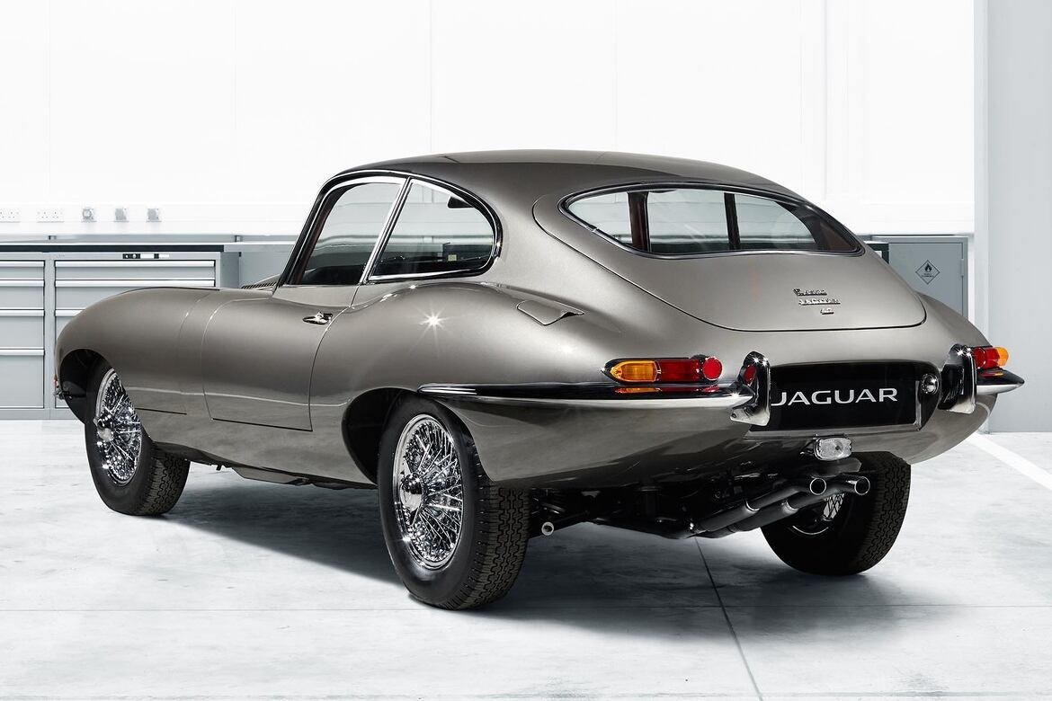 O primeiro exemplar restaurado pela Jaguar Classic é um modelo de 1965, com motor 4.2 litros cinzento metalizado