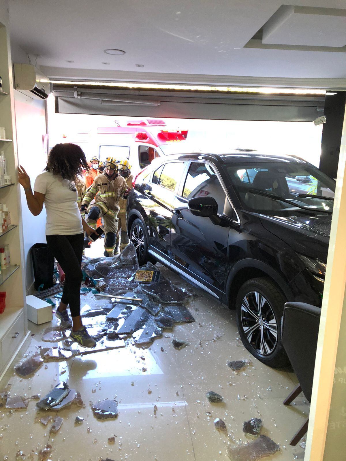 Uma mulher invadiu um salão de beleza na Asa Sul ao perder o controle do veículo que dirigia 