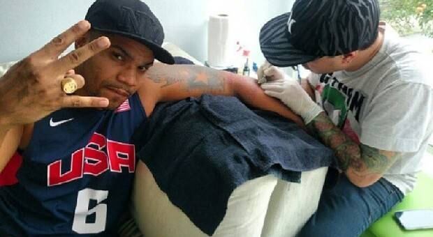 Naldo no momento em que estava sendo tatuado