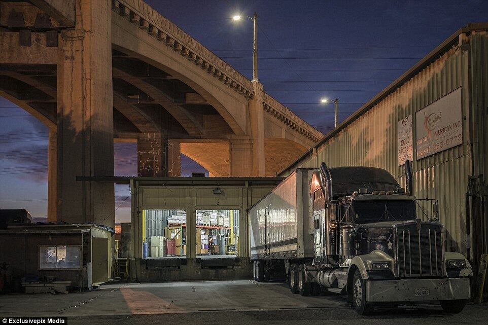 Além disso, os supervisores Condado de Los Angeles também concordaram em liberar US$ 100 milhões (R$ 357 milhões) em vários anos (R$ 149,9 milhões nos primeiros 12 meses) para habitações