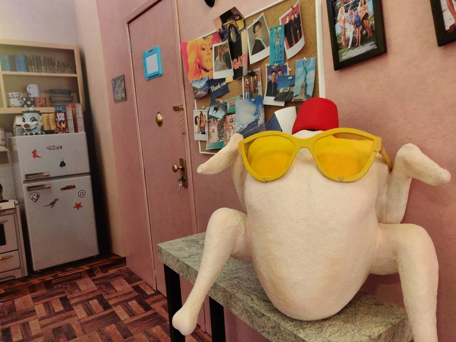 Uma das atrações mais disputadas é uma das que remete a um dos momentos mais hilários da série. O peru com óculos e chapeuzinho 'fez' pode ser colocado na cabeça para quem sabe imitar a dancinha que Mônica faz para Chandler