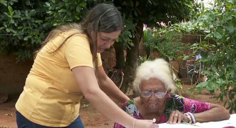A oportunidade só chegou agora, quando a idade poderia ser um empecilho. Mas, dona Natália pega seus cadernos e livros todos os dias, coloca em uma
mochila e vai caminhando até a escola rumo ao curso de alfabetização para adultos: "Para ir para a escola nada dói", comenta empolgada a idosa que leva a bolsa nas costas.