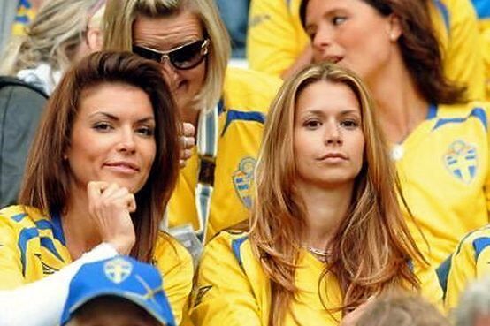 É difícil prestar atenção no jogo com essas gatas na arquibancada