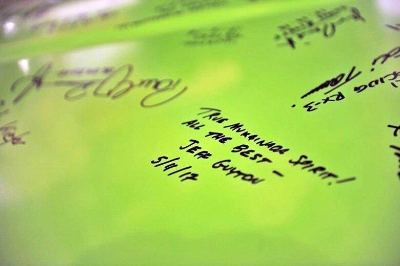 Um dos modelos ficou exposto para que os amantes pudessem escrever mensagens pela lataria do carro