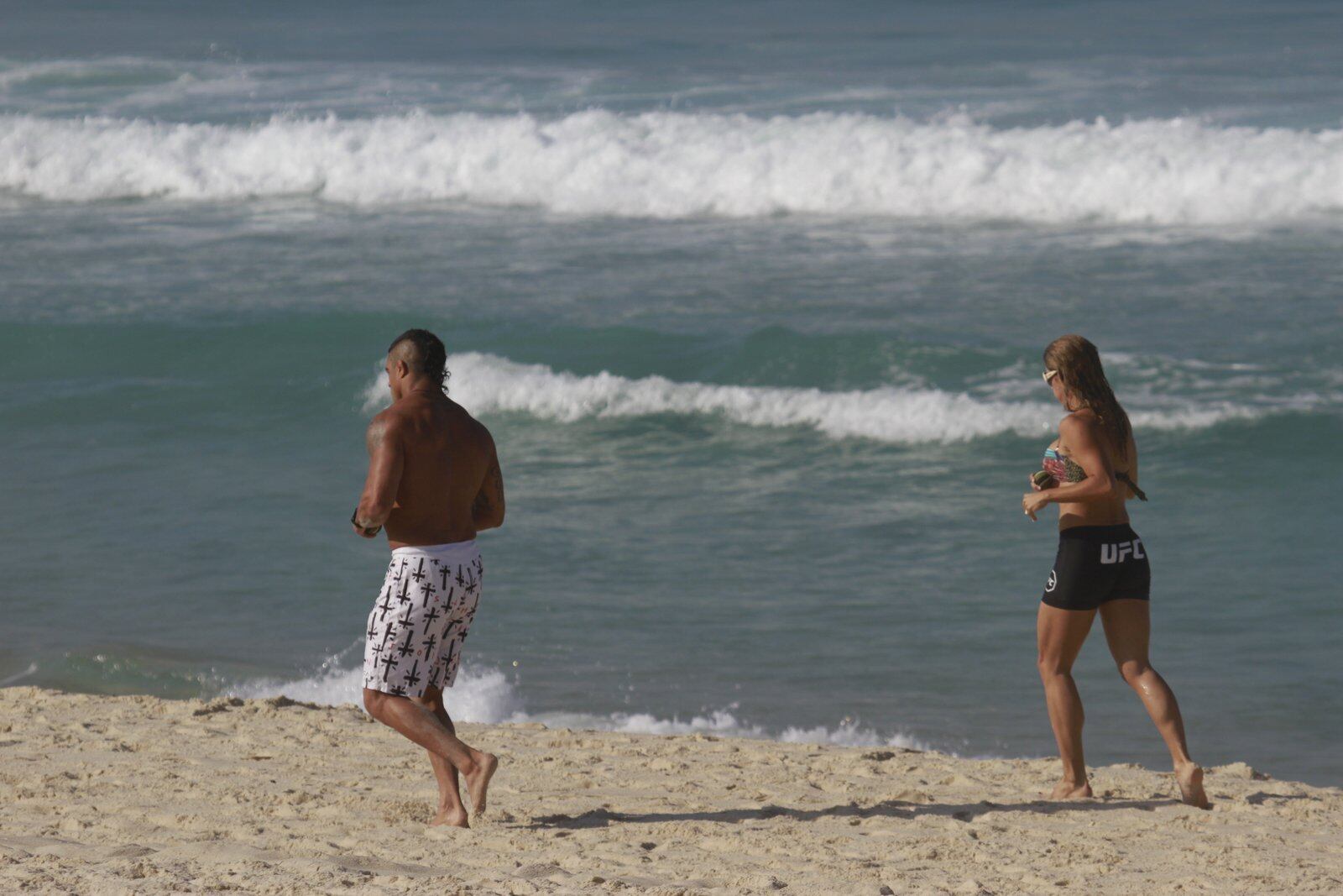 Veja mais fotos do treino na praia de Joana Prado e Vítor Belfort