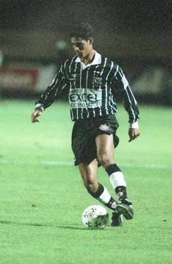 O Timão foi responsável também por outra falha histórica da carreira de Rogério. Em 1997, ele aceitou um cruzamento do lateral André Luiz (foto) e mandou para dentro a bola que valeu o título paulista ao rival 