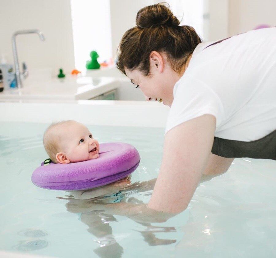 

Os bebês com menos de oito
semanas nadam em cápsulas individuais de água filtrada purificada até receberem suas primeiras vacinas
