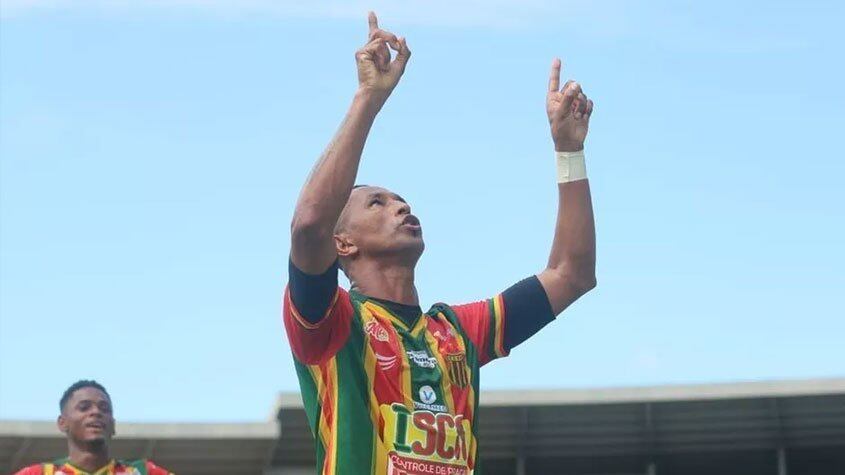 Ciel (atacante — Sampaio Corrêa — 39 anos — 33 gols)
