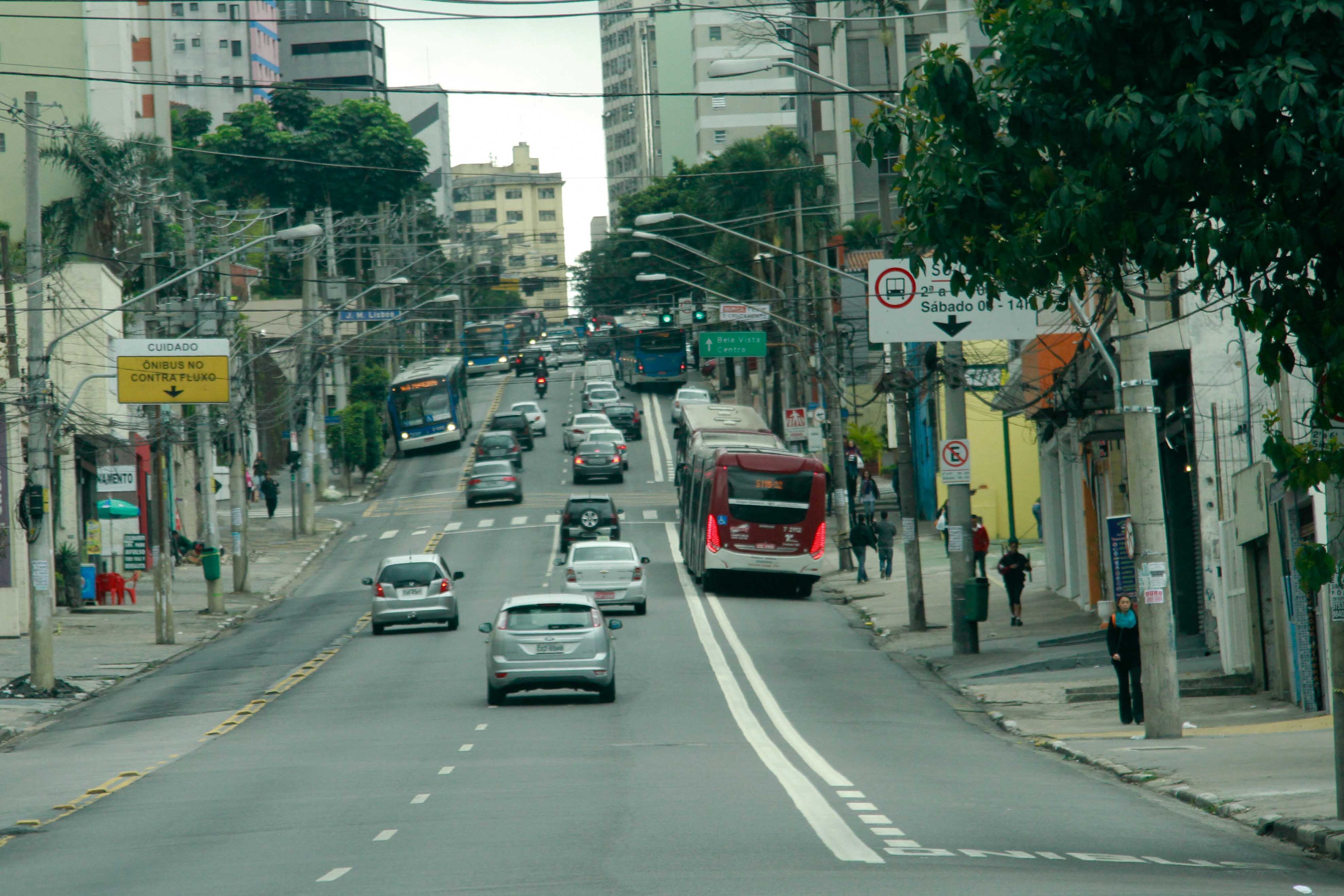 Durante o trajeto, a reportagem conversou com motoristas de ônibus, de carros de passeio e com os passageiros das linhas municipais. Simone dos Santos, uma das usuárias do transporte público da capital, disse que apoia a decisão da prefeitura.

— Eu acho que melhorou porque a gente chega mais rápido. 