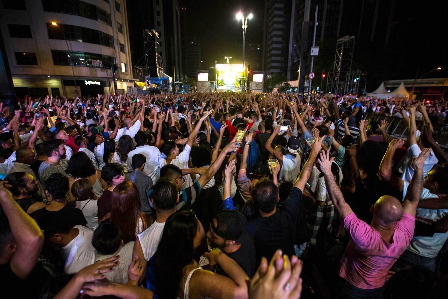 Público durante show da virada de ano na Avenida Paulista