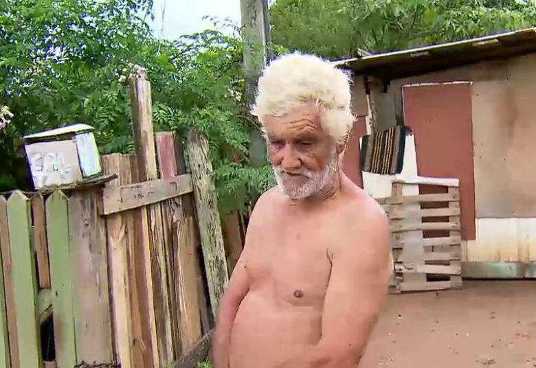 
















Noel Camargo, de 71 anos, é um dos acusados de abusar da
jovem de 12 anos. Durante a entrevista, ele parecia tranquilo e até tentou jogar a culpa em cima da vítima.

— Eu não fiz nada com ela, nem meu irmão. Ela que é
cabeça fraca, não bate muito bem da cabeça!

+ Quer ver tudo o que rolou no Cidade Alerta? Veja a íntegra no R7 Play
