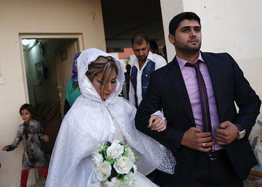 A noiva Reem Ahmed recebe seu futuro marido, Mohammed Harith Youssif, em uma escola no Iraque, nesta quarta-feira (3). Por causa da violência, o casal, que morava em Mosul, foi obrigado a deixar a cidade e procurar abrigo nas cidades próximas. 

A cidade de Mosul foi tomada por militantes do Estado Islâmico