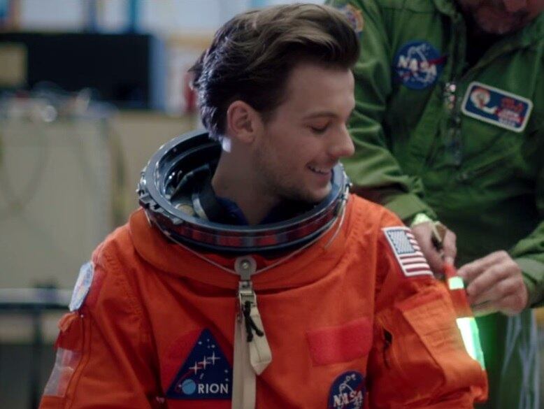 6) Quando a gente sonhou com o dia em que o Louis vai olhar pra gente do jeito que olha para essa luzinha