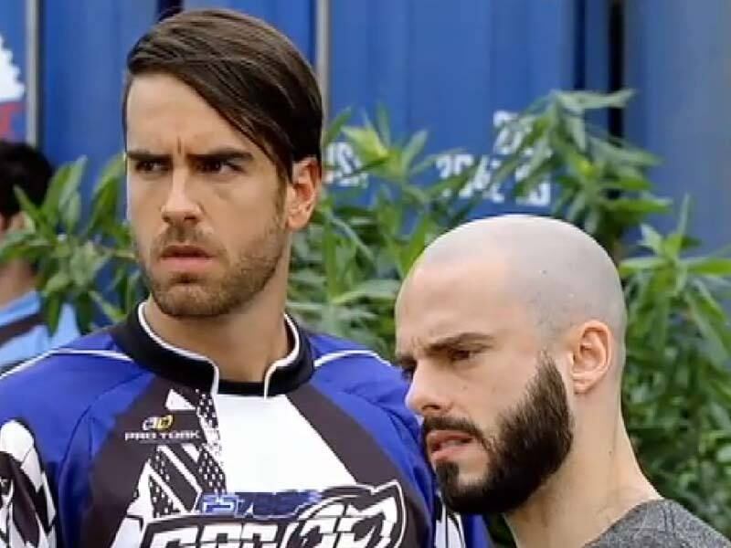 Banalização de assassinatos
Dá para perceber que o grupo já banalizou os assassinatos quando Enzo, com ciúme de Beatriz, pede para que Paulão mate Mossoró em uma competição de motocross. 

— Quebra o cara na pista, todo mundo vai pensar que foi acidente