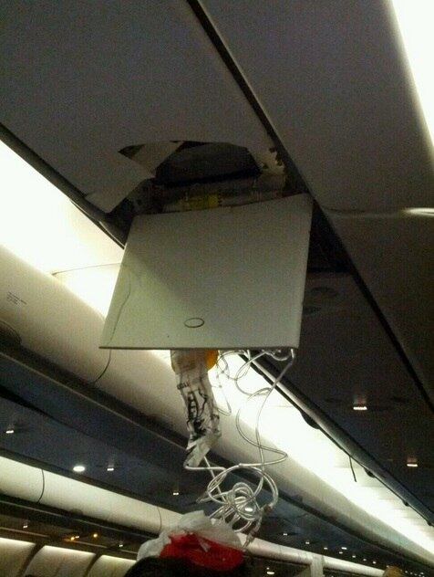 Pontes disse ainda, por meio do Twiter, que o compartimento de guardar bagagens chegou a ser danificado

— (...) foi quebrado com a força da batida de cabeça. Isso aconteceu com várias outras pessoas 
