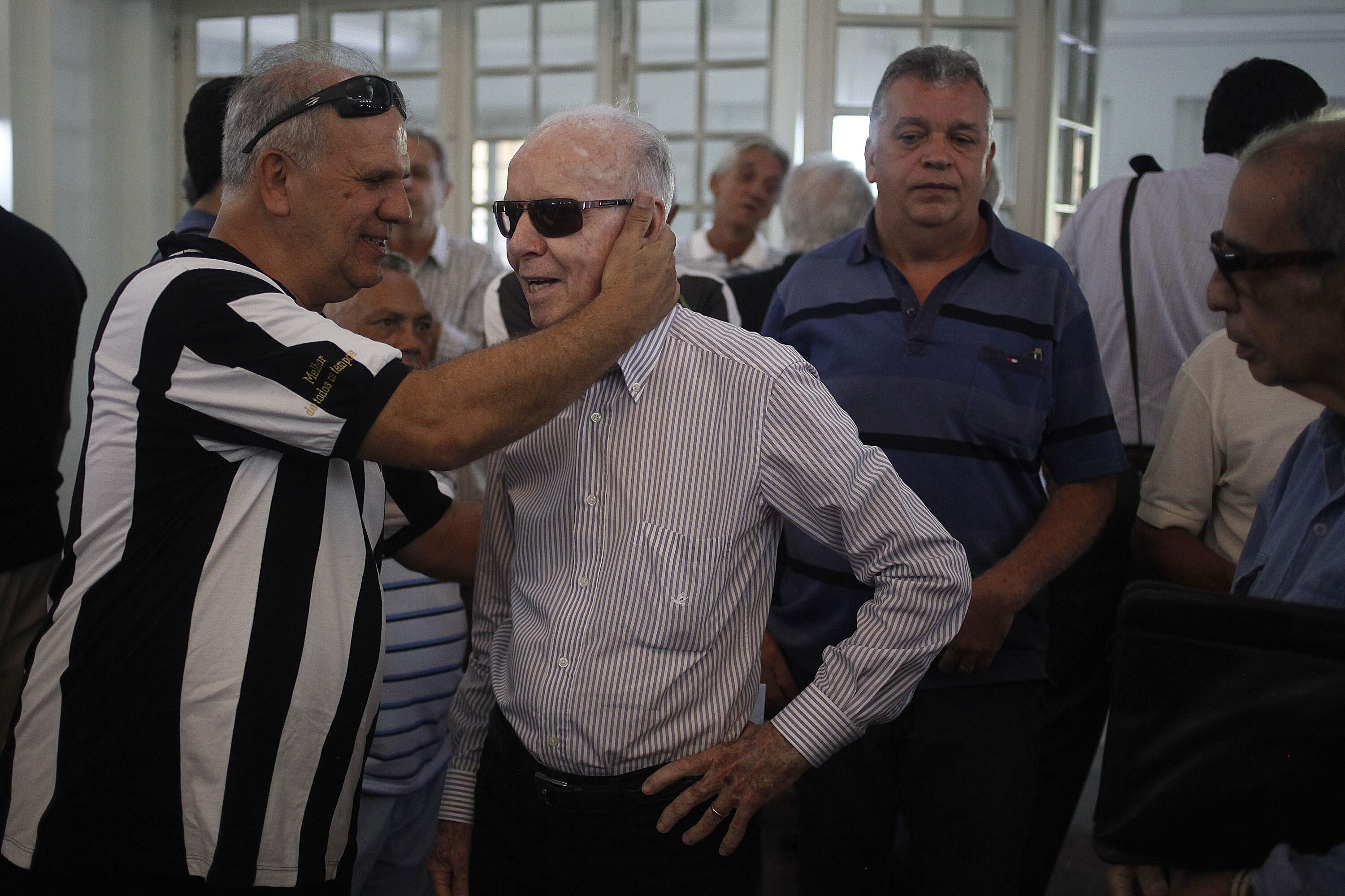 Sob aplausos, o corpo do ex-jogador Nilton Santos foi sepultado na tarde
desta quinta-feira (28), no Cemitério São João Batista, no Rio de Janeiro.
Ele estava sendo velado desde a noite de quarta-feira no Salão Nobre do
Botafogo, pelo qualpassaram diversos ex-jogadores, entre eles Zagallo e Carlos
Alberto Torres, tricampeão mundial com a seleção brasileira, que
lamentou a perda.

Seu legado permanecerá vivo. Conhecido como a "Enciclopédia" do futebol,
ele morreu no dia anterior, aos 88 anos, vítima de uma infecção
pulmonar. Ficou para a história como o maior lateral-esquerdo de todos
os tempos
