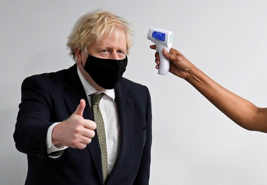 O premiê Boris Johnson em visita a hospital em Londres nesta 2ª

