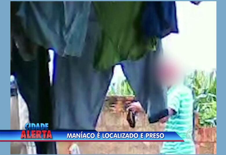 Assim que chega ao varal, o maníaco procura por roupas
íntimas femininas e rouba uma calcinha preta
+ Quer ver tudo o que rolou no Cidade Alerta? Veja a íntegra no R7 Play