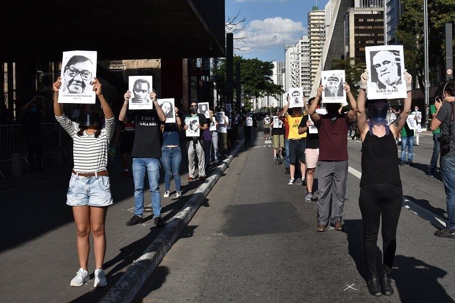 Manifestantes fazem ato lembrando vítimas da ditadura e da covid-19