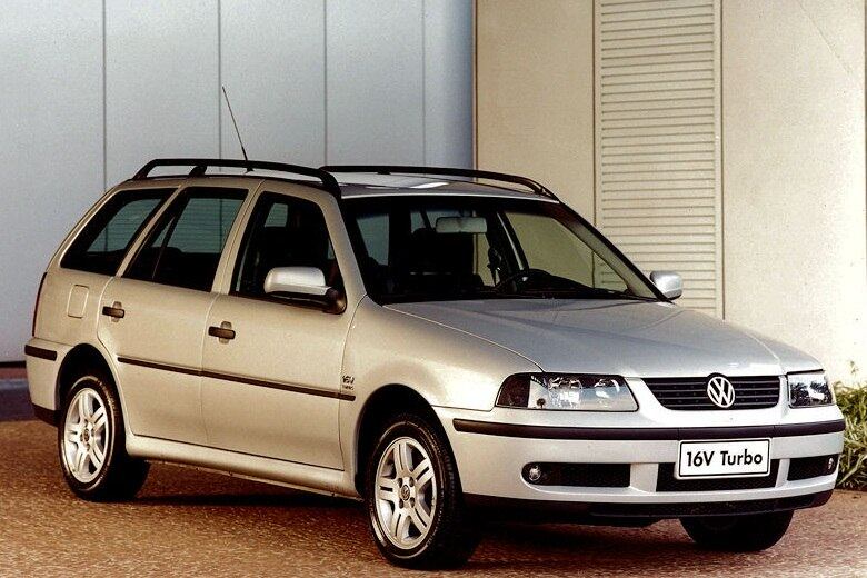 Volkswagen Parati 1000 Turbo 16V — Com o mesmo motor do "menorzinho" Gol, a SW da marca também ostenta bons números. Principalmente em baixos regimes de rotação, no qual o turbo começa a agir em 2.000 giros. A aceleração caiu para 9,8 segundo até os 100 km/h. A potência? 112 cv num 1.0, bom, hein? 