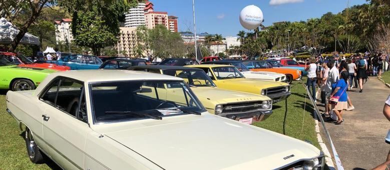 Clubes de carros antigos reúnem clássicos nacionais e importados na praça central da cidade