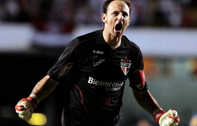 No returno do mesmo campeonato, Rogério Ceni marcou um lindo gol de falta no jogo que marcou a entrega das faixas de campeão ao São Paulo. Assista!