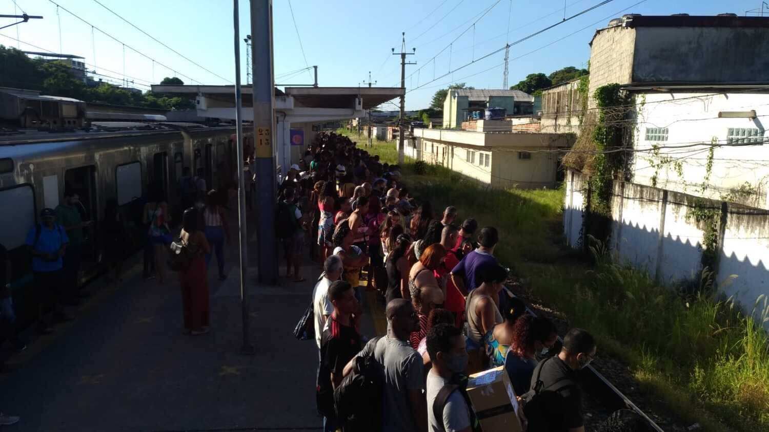 Apesar do novo plano, estação de Gramacho permanece cheia nesta segunda-feira (7)

