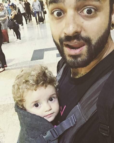 Lucas não deixa de mostrar seu lado pai babão nas imagens, sempre com a menina a tira colo e carregada em cangurus