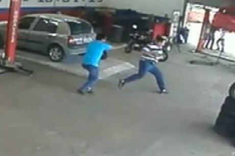 Momento exato em que homem é alvejado em oficina
