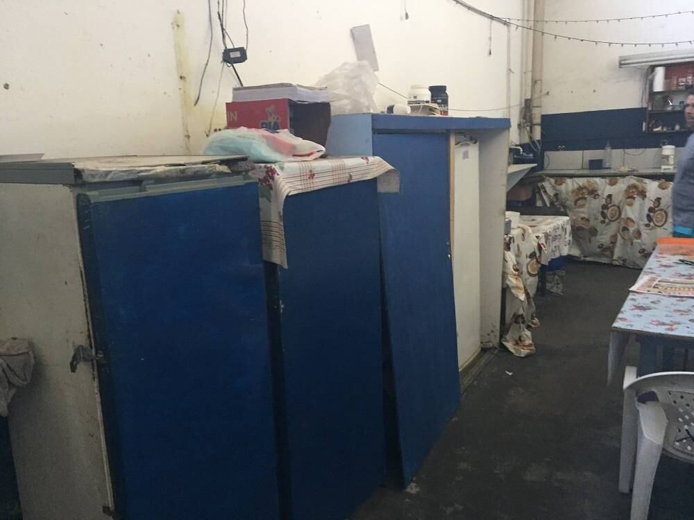 Após as agressões, o juiz Eduardo Oberg, titular da VEP, determinou o fechamento da unidade prisional. O deputado estadual Flávio Bolsonaro (PP) foi até o presídio e defendeu os presos. Segundo o parlamentar, não há privilégios.

— Ao serem tratados como bandidos por uma pessoa que representa o Estado, eles se sentiram indignados. A versão deles é que foram tratados de forma desumana por ela. Não só dessa vez. E que ela realizou apreensão de coisas que eles garantem que a Vara de Execuções Penais permite que eles tenham ali, que são de uso comum, como micro-ondas e geladeira. Não é nenhum excesso, não é nenhum privilégio
